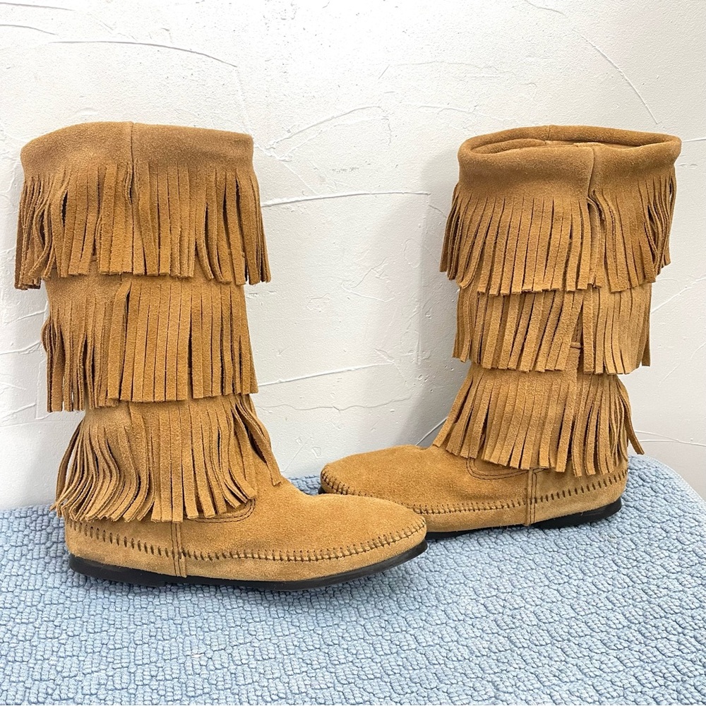 NWOB Minnetonka 3-Layer Fringe Pull-On Boot in Taupe - Picture 7 of 13